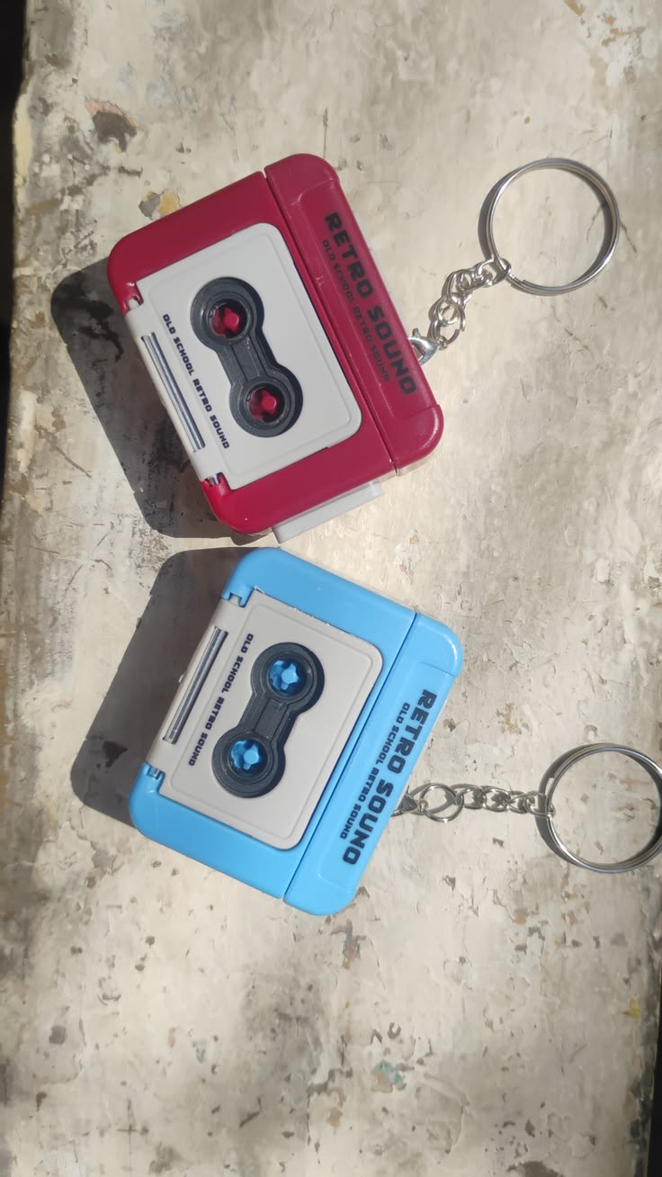 Retro Cassette Tape Keychain – Vintage Style with Click Sound