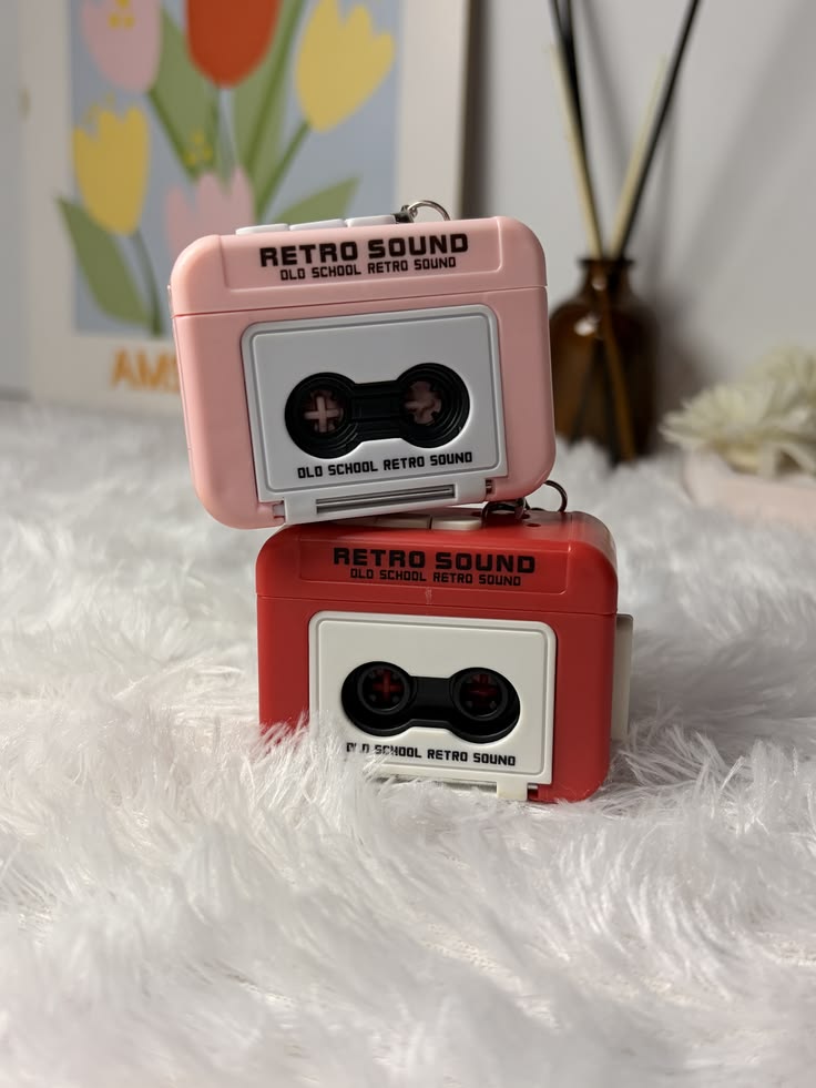 Retro Cassette Tape Keychain – Vintage Style with Click Sound
